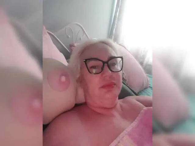 Haluley – webcam model profile photo Image 5