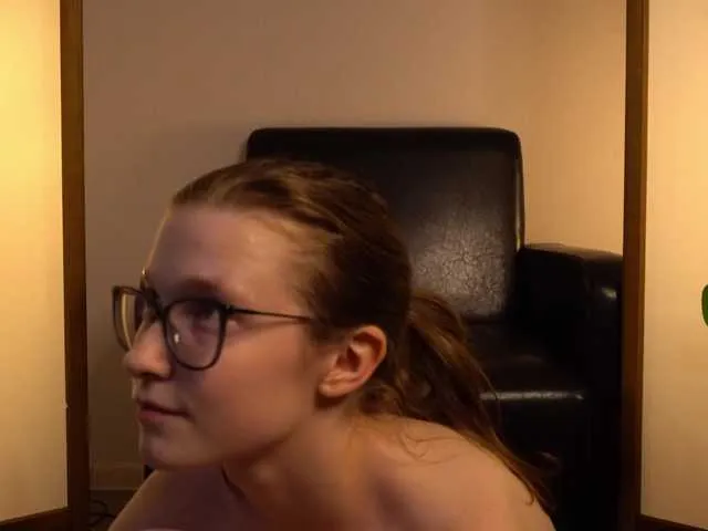 LoraDevine – webcam model profile photo Image 10