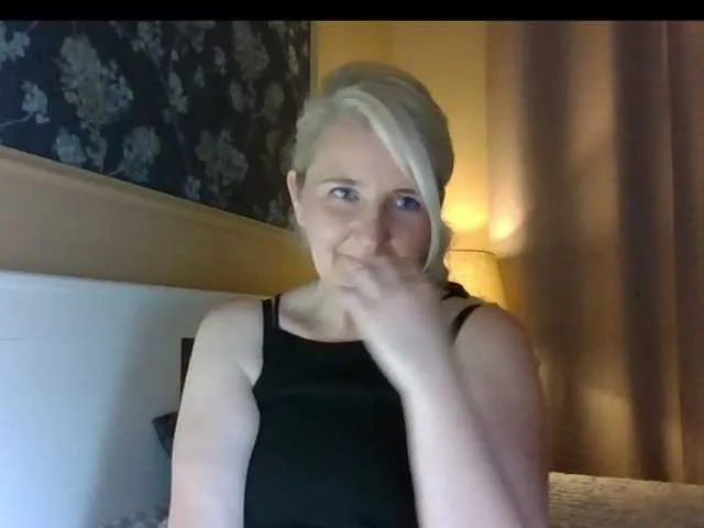 roouse – webcam model profile photo Image 18