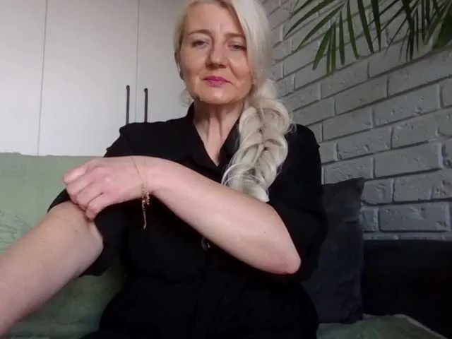 roouse – webcam model profile photo Image 9