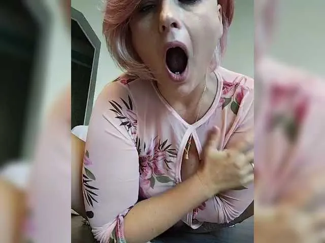 GlamGran – webcam model profile photo Image 9