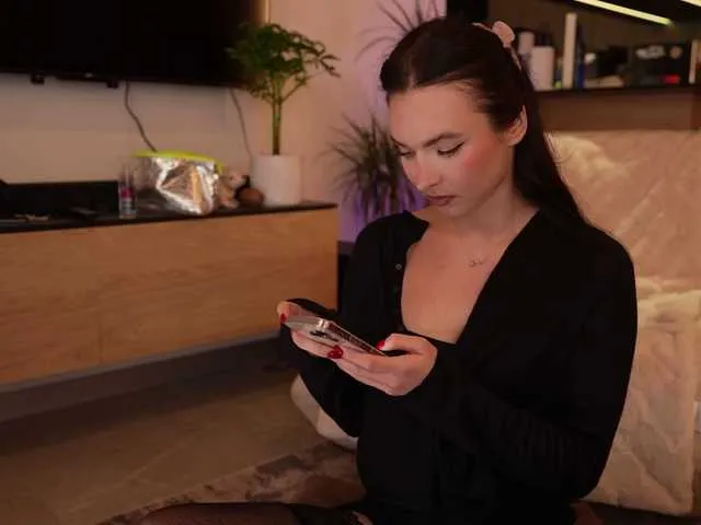 Silviyaa – webcam model profile photo Image 19