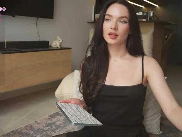 Silviyaa – webcam model profile photo Image 2