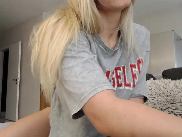 LoraDevine – webcam model profile photo Image 3