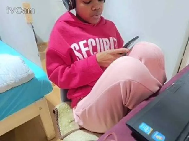 SelennaMoon – webcam model profile photo Image 3