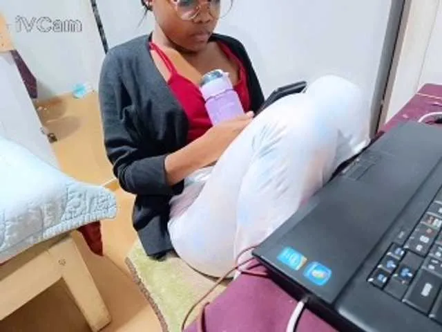 SelennaMoon – webcam model profile photo Image 4