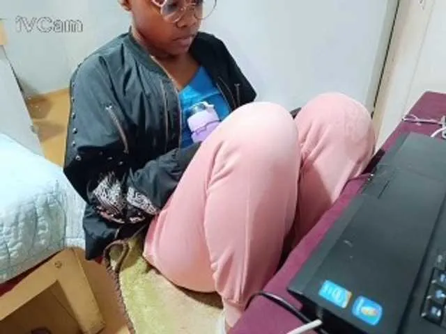 SelennaMoon – webcam model profile photo Image 5