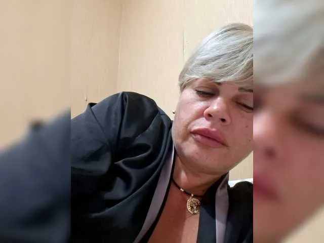 LoraDevine – webcam model profile photo Image 11