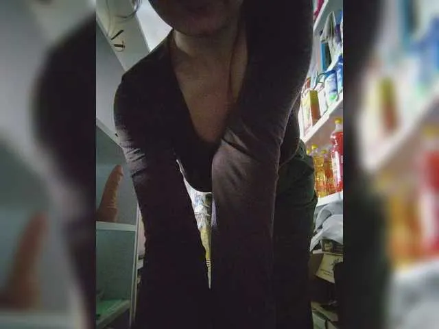 UKRaunchyRobyn – webcam model profile photo Image 11