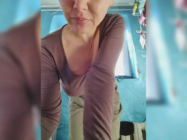 UKRaunchyRobyn – webcam model profile photo Image 15