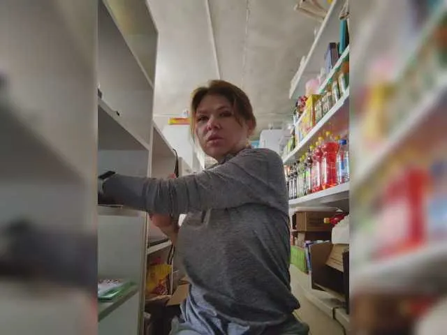 UKRaunchyRobyn – webcam model profile photo Image 9