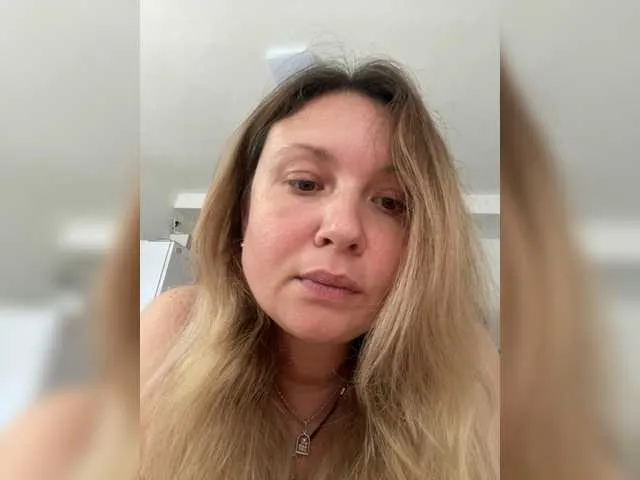 blondeangel_4u2 – webcam model profile photo Image 8