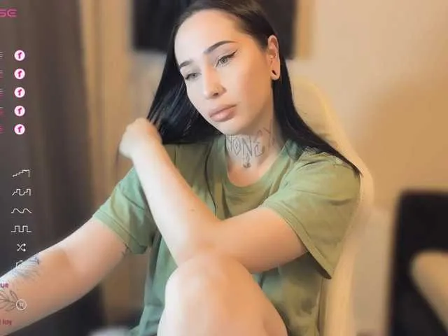 UKRaunchyRobyn – webcam model profile photo Image 11