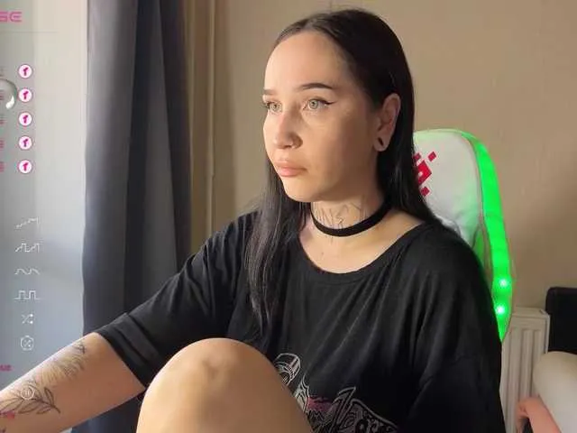 UKRaunchyRobyn – webcam model profile photo Image 13