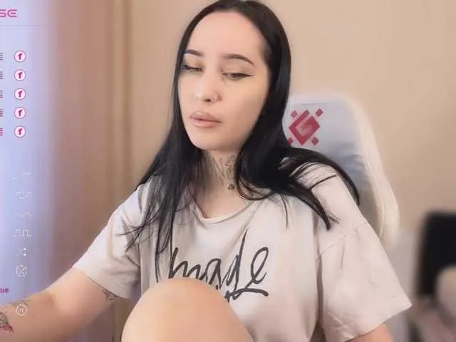 UKRaunchyRobyn – webcam model profile photo Image 9