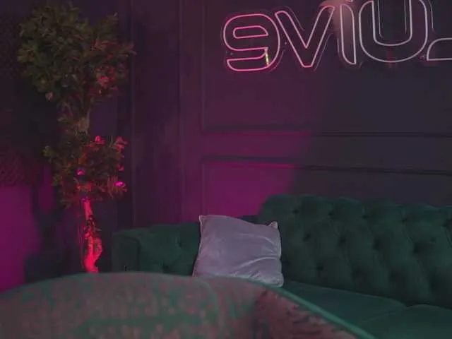 MissSoffiMorel – webcam model profile photo Image 9