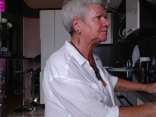 Silviyaa – webcam model profile photo Image 2