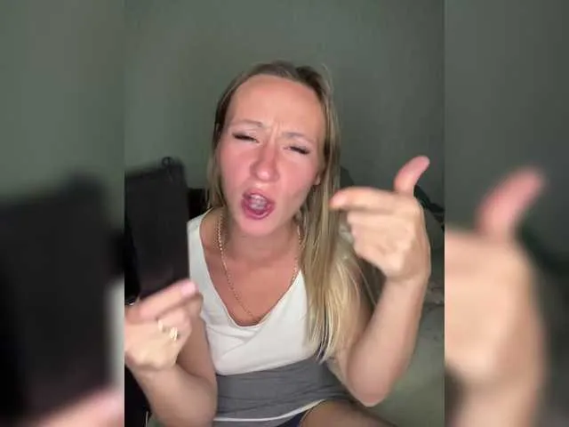 British_EmJess – webcam model profile photo Image 19