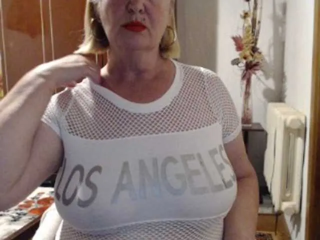 SelennaMoon – webcam model profile photo Image 17