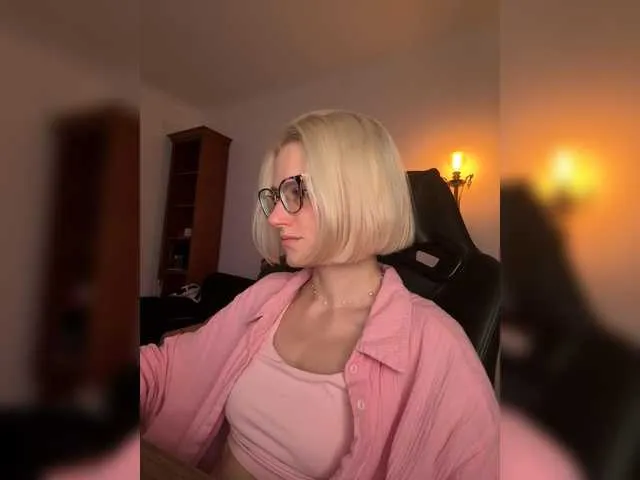 LoraDevine – webcam model profile photo Image 13