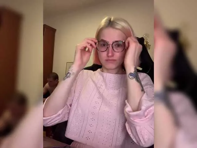 LoraDevine – webcam model profile photo Image 4