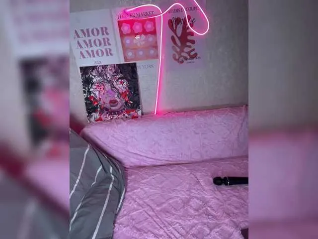 KarinaRouge – webcam model profile photo Image 14