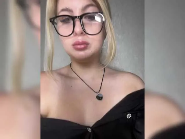 KarinaRouge – webcam model profile photo Image 3