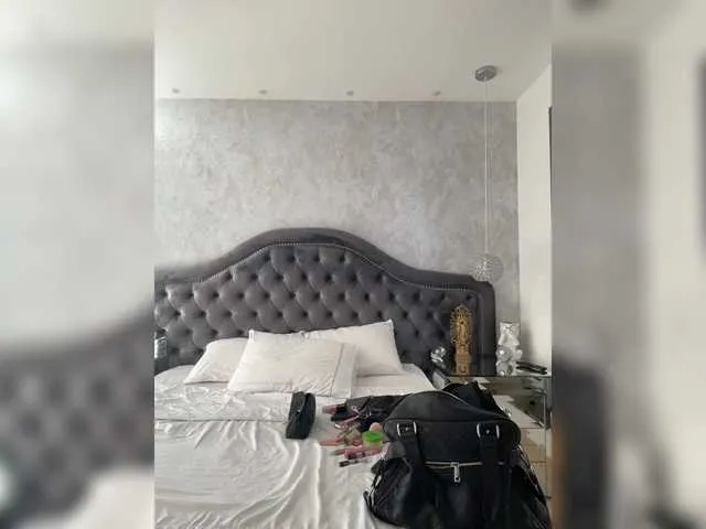 LoraDevine – webcam model profile photo Image 11