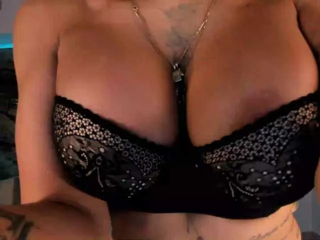 TraceyKalani – webcam model profile photo Image 19