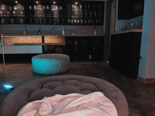 TraceyKalani – webcam model profile photo Image 2