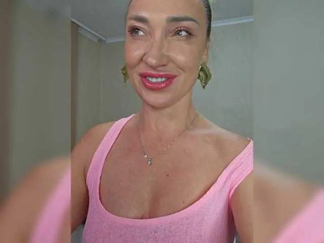 GlamGran – webcam model profile photo Image 8