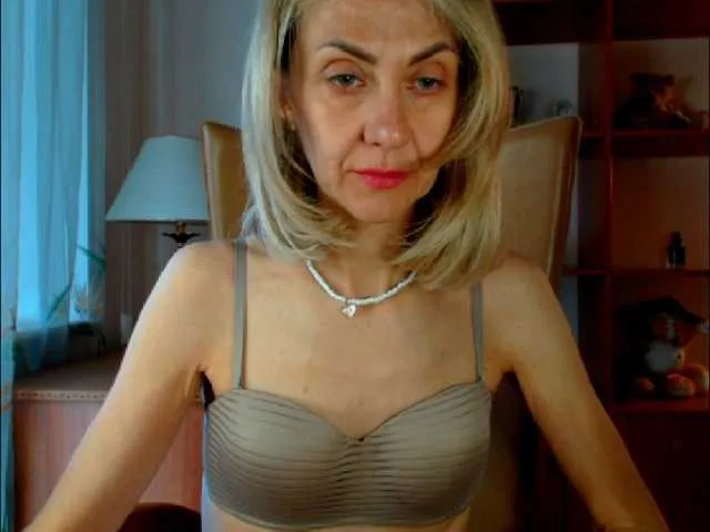 LoraDevine – webcam model profile photo Image 13