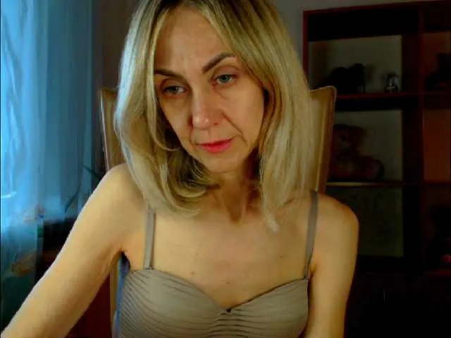 LoraDevine – webcam model profile photo Image 17