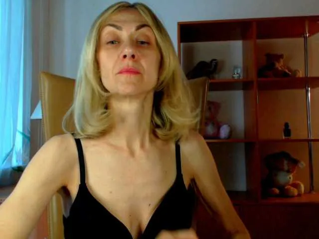 LoraDevine – webcam model profile photo Image 8