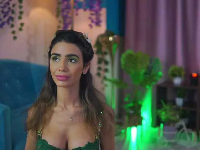 KiraWhite – webcam model profile photo Image 11