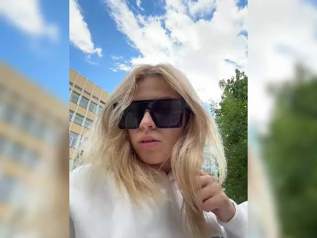 BlondeHott – webcam model profile photo Image 11