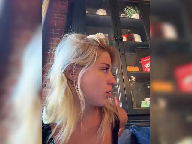 BlondeHott – webcam model profile photo Image 15
