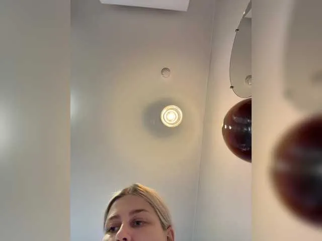 BlondeHott – webcam model profile photo Image 4