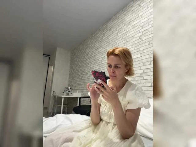 LoraDevine – webcam model profile photo Image 10