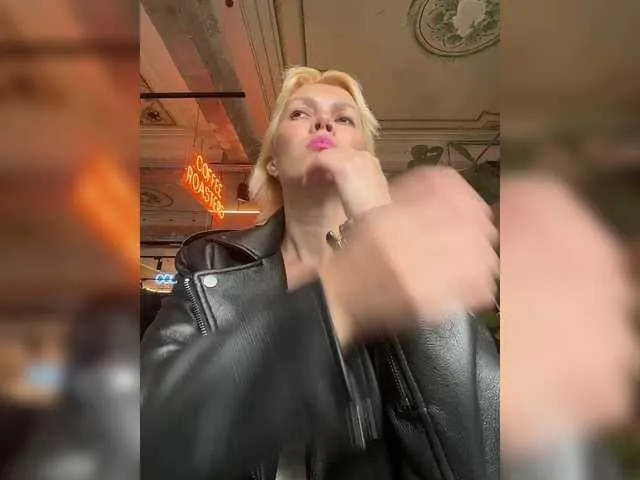 LoraDevine – webcam model profile photo Image 12