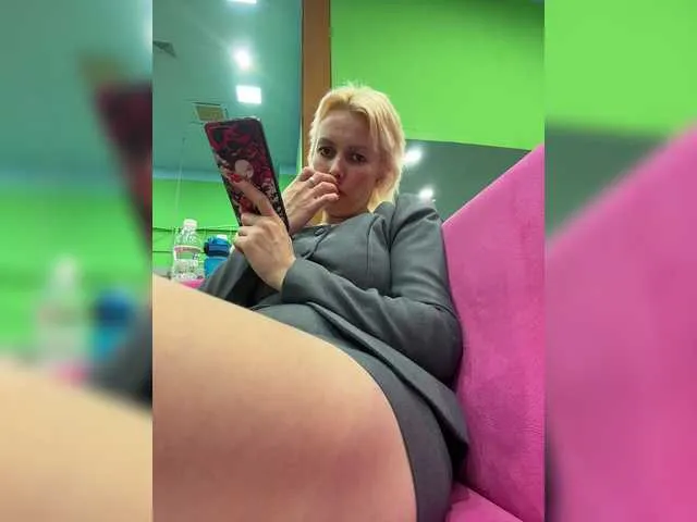 LoraDevine – webcam model profile photo Image 2