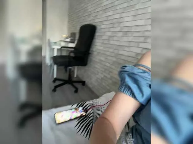 LoraDevine – webcam model profile photo Image 3