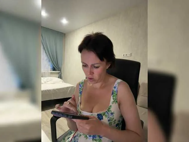 LoraDevine – webcam model profile photo Image 6