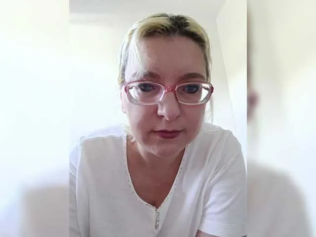 GlamGran – webcam model profile photo Image 10