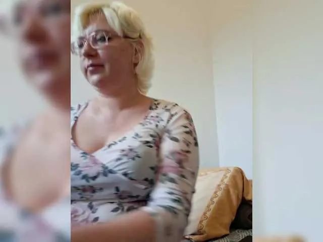 GlamGran – webcam model profile photo Image 16