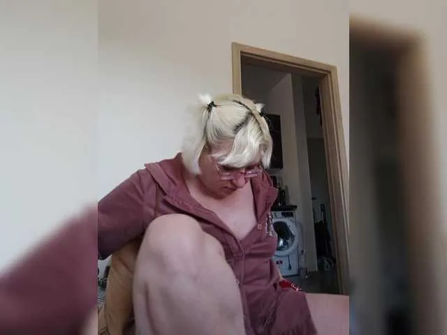 GlamGran – webcam model profile photo Image 18