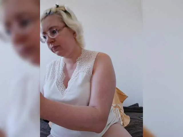 GlamGran – webcam model profile photo Image 3