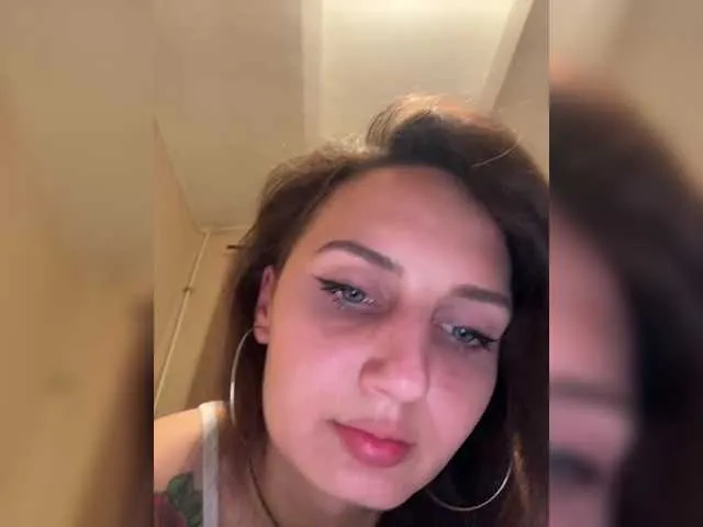 Haluley – webcam model profile photo Image 5