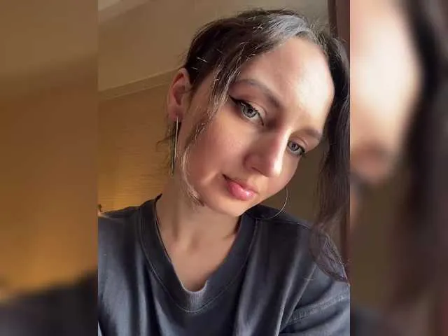 Haluley – webcam model profile photo Image 8