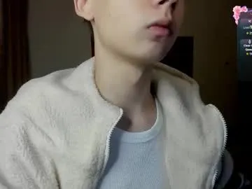 Lovvebirds – webcam model profile photo Image 12